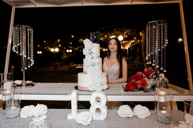 Ragazza con torta di diciottesimo a VANTES