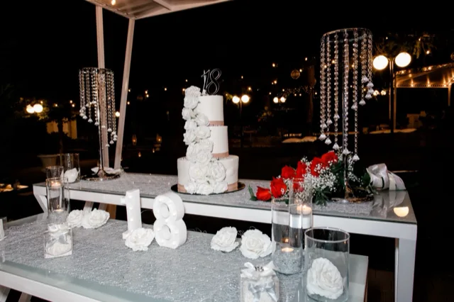 Torta a più piani con rose bianche e topper 18