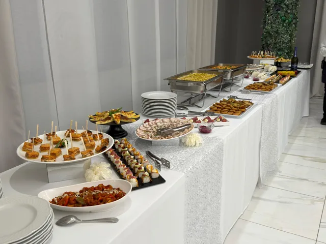 Buffet caldo in sala con postazione di servizio ordinata