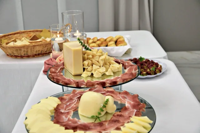 Apericena con selezione di salumi
