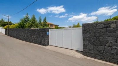 Area di parcheggio di VANTES, poco prima dell'ingresso della struttura.